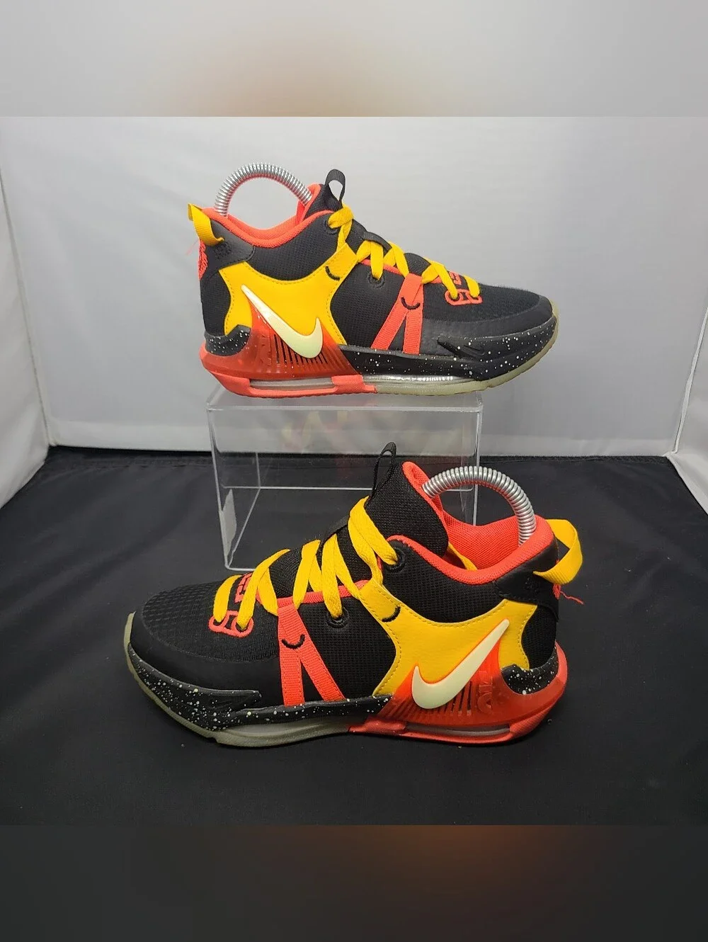 Nike LeBron Witness 7 'Black Bright Crimson Speckled' DQ8650-001 kids size 4Y